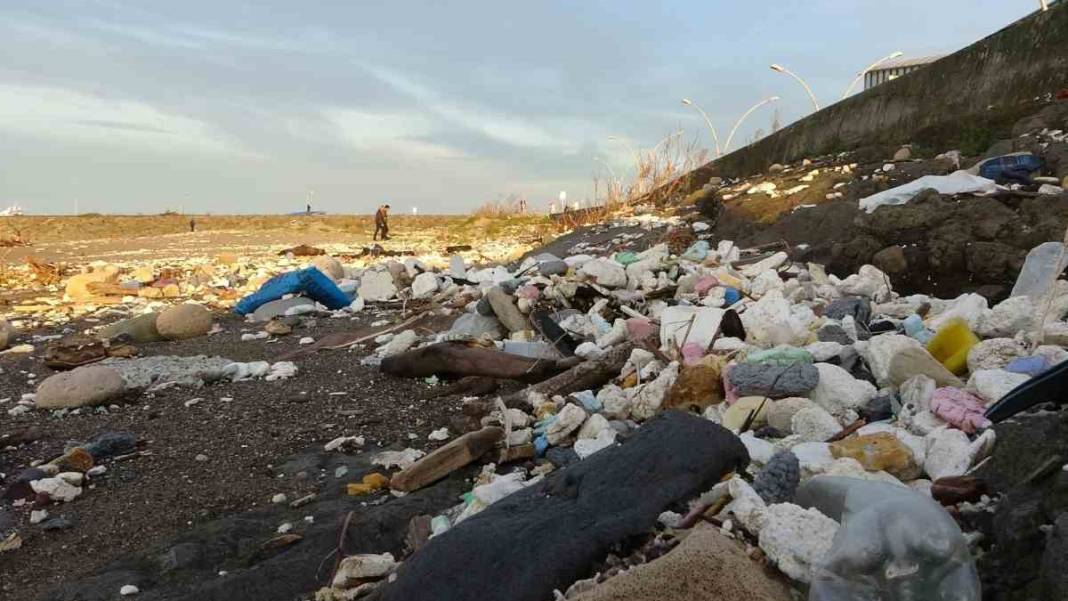 Karadeniz çöplüğe döndü! Dalgalar denize atılan çöpleri kıyıya taşıdı 4